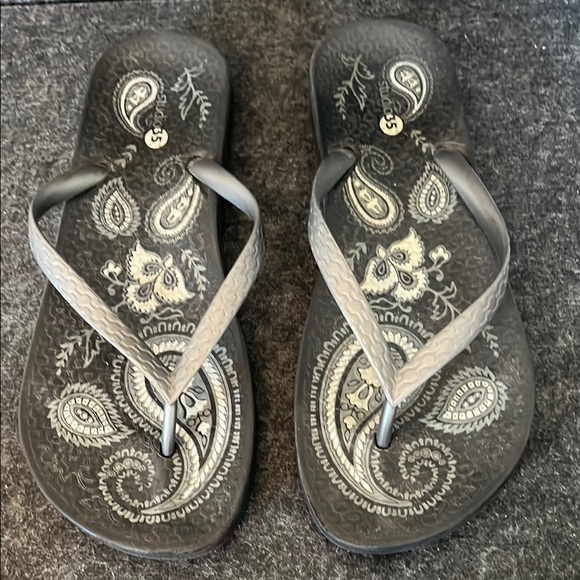 Studio 35 Shoes - STUDIO 35 Stylish Black Flip-Flops for Women Size 7/8
